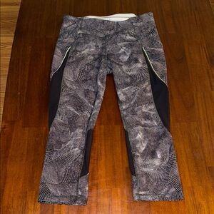 Lululemon Run off Route Mid-rise Crop leggings. Size 8. LW6Bl1S.